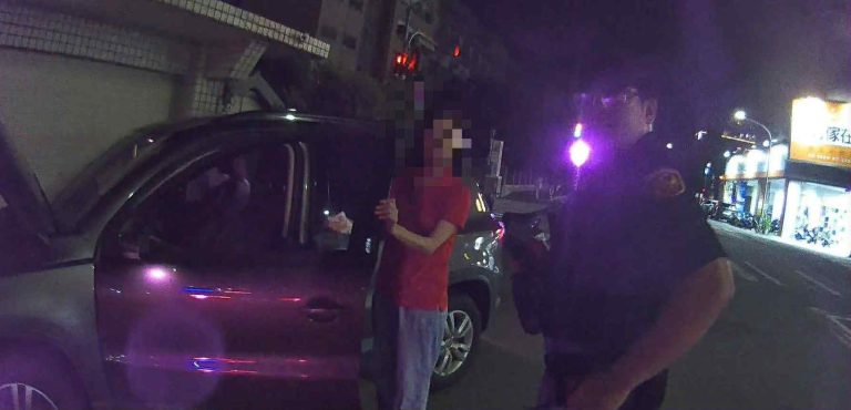 台東警察助民排除險情 熱心協助女駕駛推車脫困
