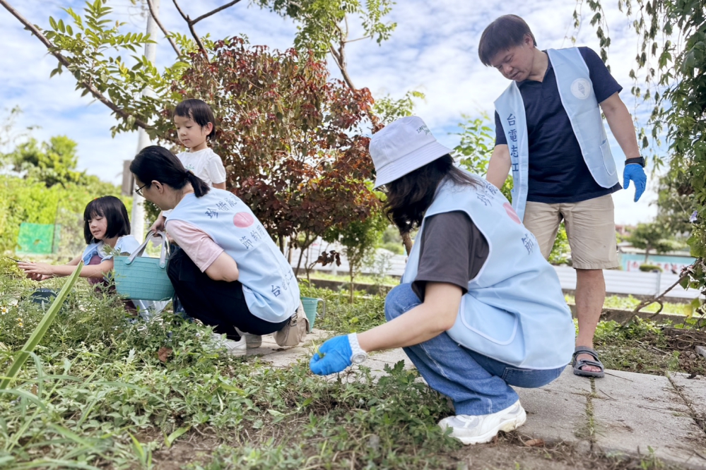 台電新竹區處志工團傳愛送暖　攜手愛恆啟能中心農事活動下田陪伴慢飛兒收穫農作與希望