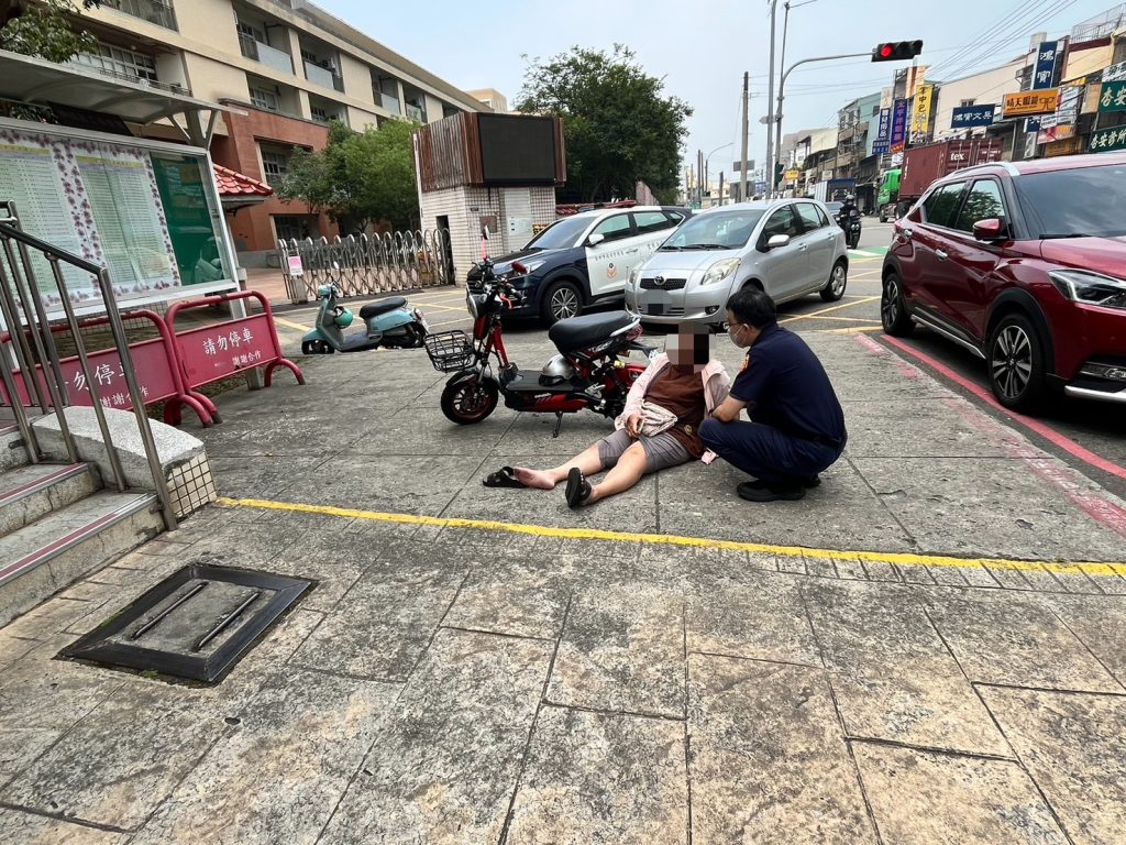 老婦烈日下跌倒難起 豐原警巡邏經過救援