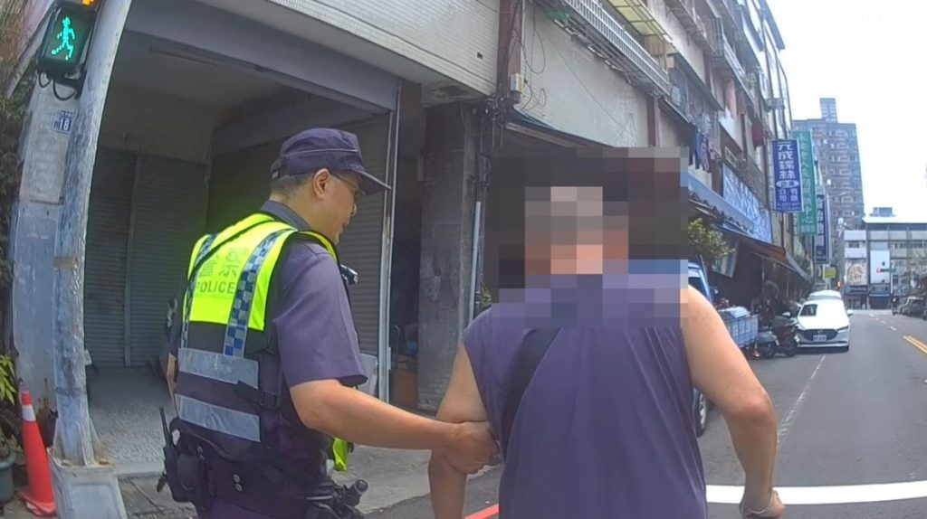 北屯老翁迷路腳無力 暖警靠「愛心手鍊」助返家