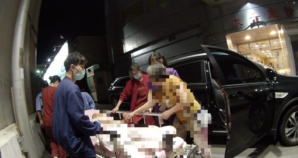 苗栗婦人遭毒蛇咬傷 警車鳴笛開道5分鐘送醫救回一命