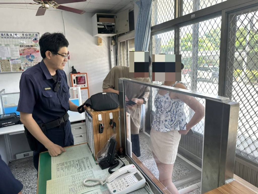 台東大武巡邏警積極為民服務 遊客包包失而復得