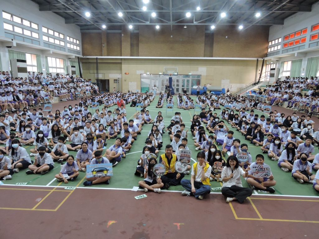 頭份警受邀與苗栗縣文教協會至頭份市頭份國民中學實施114年度「校園交通安全」宣導