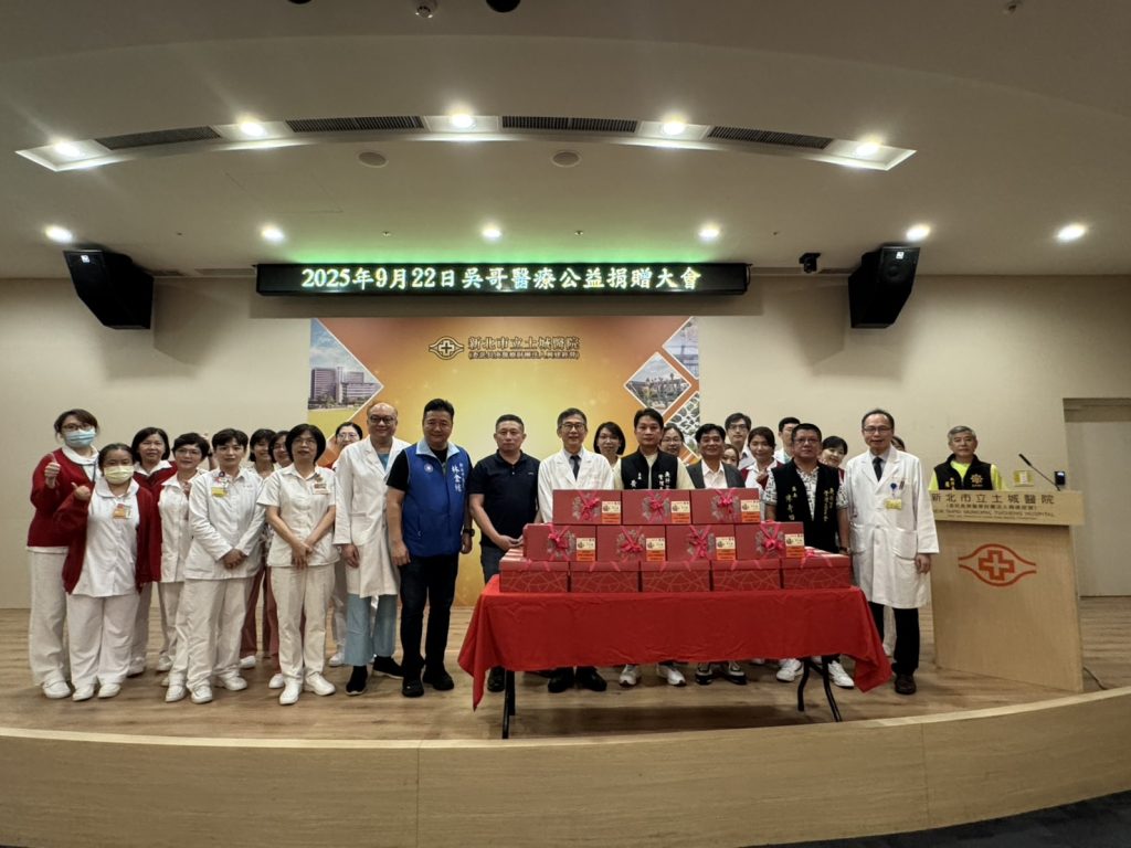 中秋送愛到土城醫院 三鶯義刑顧問團長黃永騰慨捐50萬元禮盒慰勞醫護