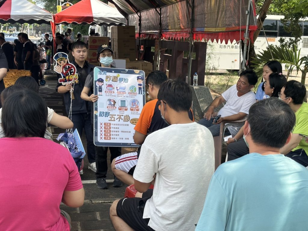 北港警參與「愛心捐血 生命無限」公益活動 宣導交通安全與中秋防貪廉政