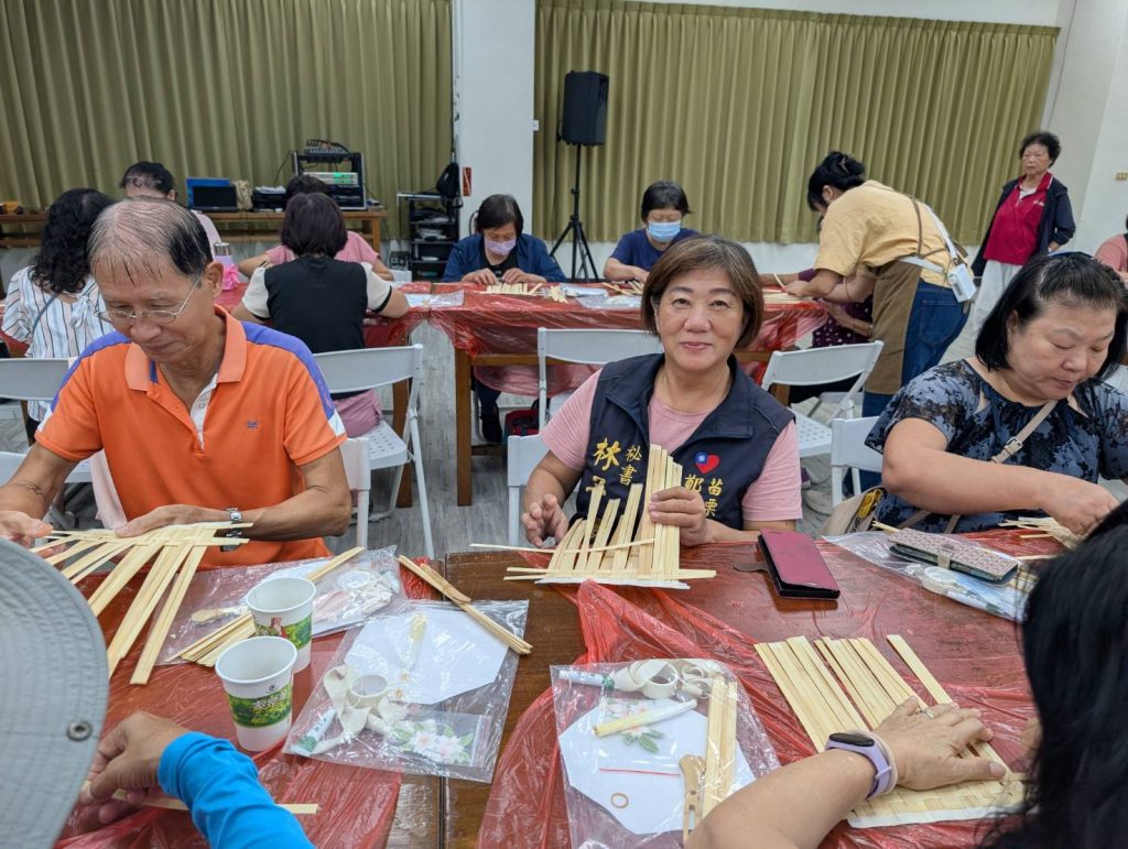 頭份市老人文康中心舉辦「柚香柚甜 歡慶中秋佳節」 長輩齊聚歡度佳節