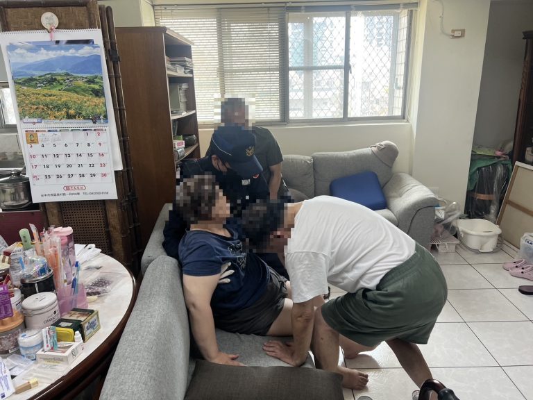 台中西區婦人跌倒無法起身 警方健身警俐落抱起化解困境