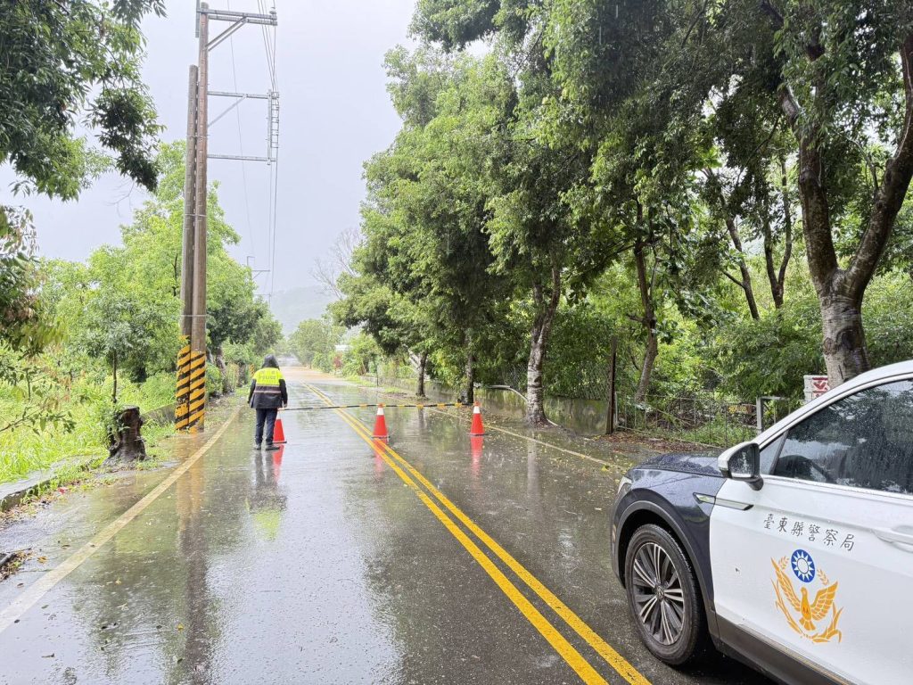 強颱樺加沙雨勢猛灌台東五十戶路嚴重積水 警方冒雨擺放三角錐示警