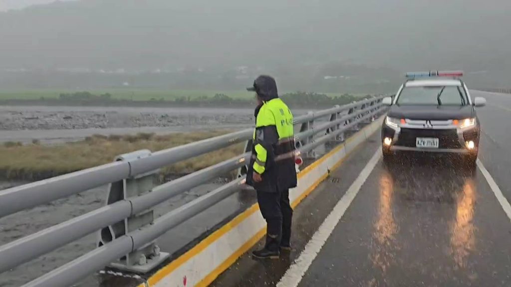 颱風樺加沙挾豪雨 台東關山警冒雨巡查守護縣民安全