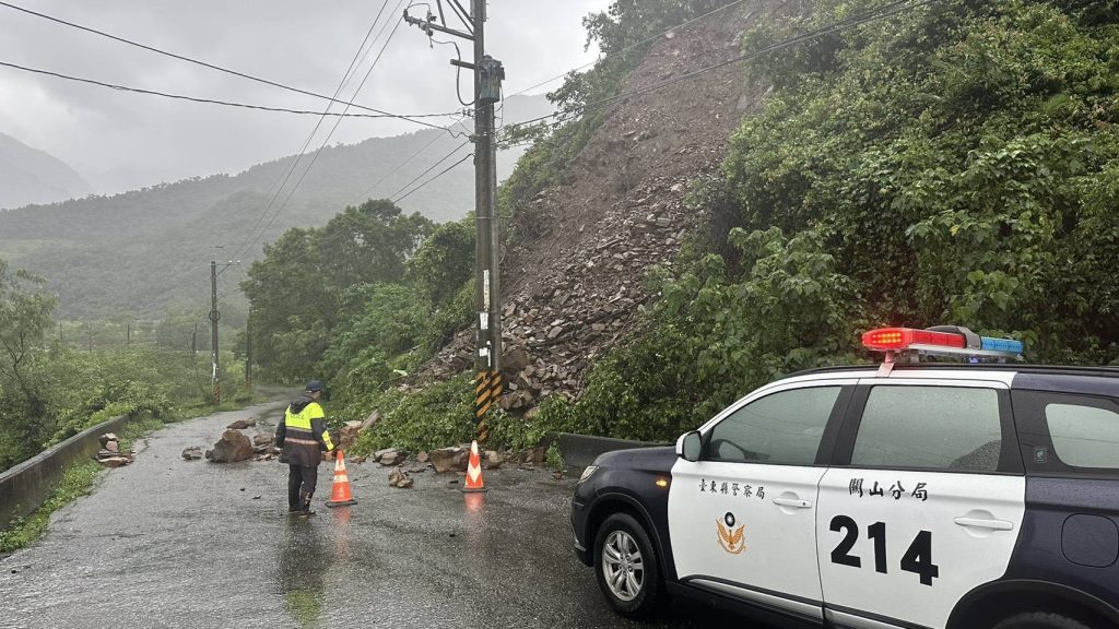 台東海端大龍橋旁產業道路險崩塌 警冒雨設交通錐守護居民安全