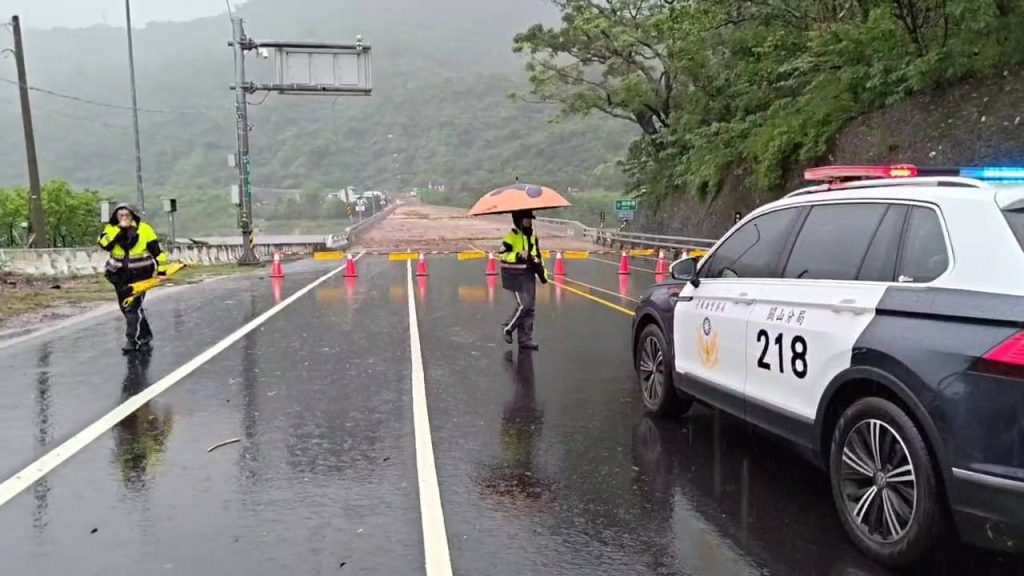 臺9線龍過脈路段土石流沖刷 鹿嗚橋交通中斷 警方緊急管制