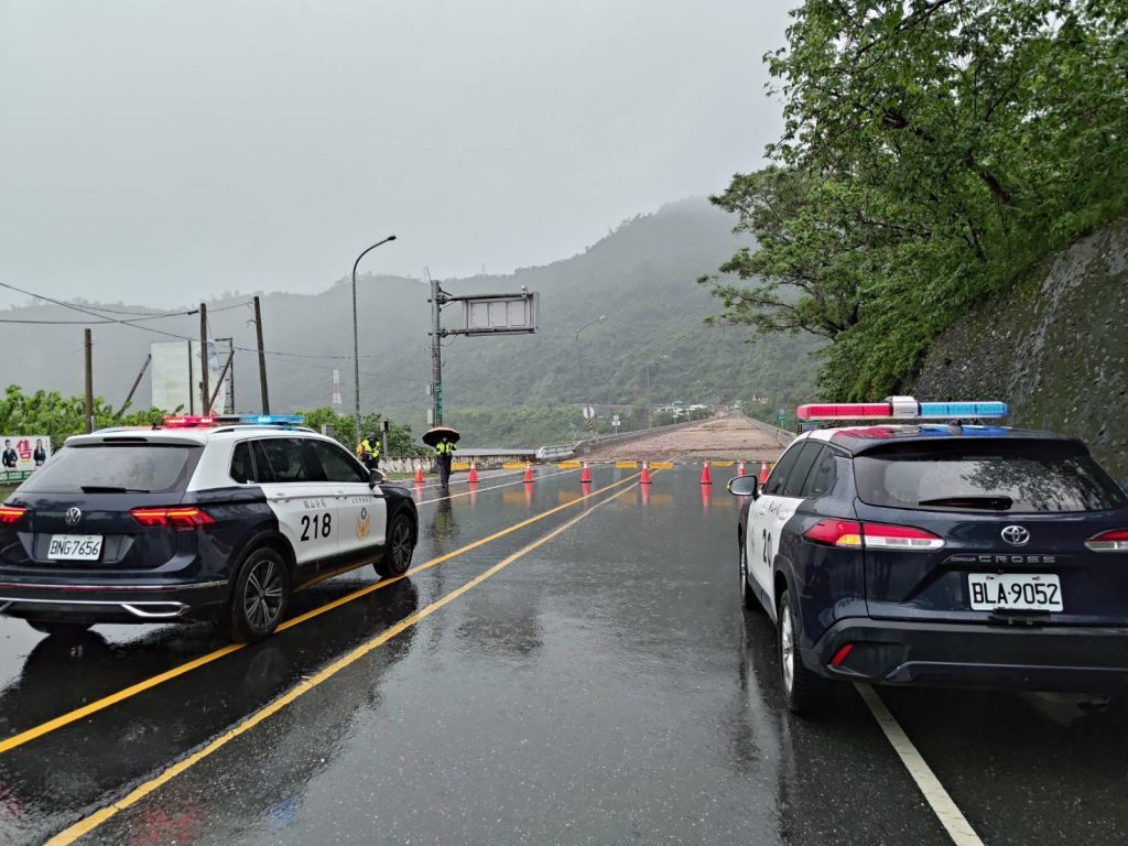 颱風豪雨土石流造成龍過脈段道路中斷 鹿野警雨中拉起封鎖線及三角錐示警守護行車安全