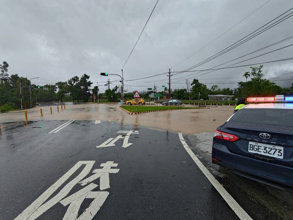 台東鹿野警風雨中清淤排水口 解決武陵三叉路口積水危機