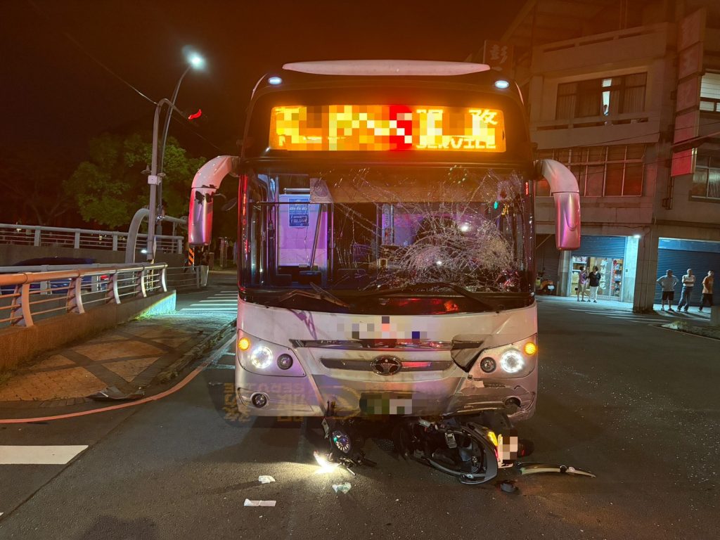 苗栗中山路地下道口大客車撞重機 2人傷重送醫