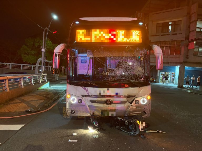 苗栗中山路地下道口大客車撞重機 2人傷重送醫