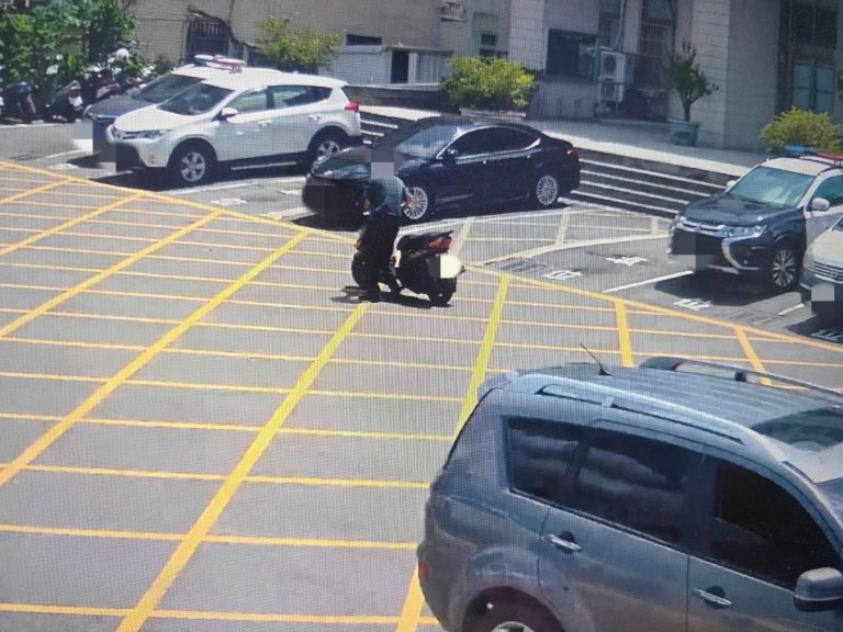 高溫推車太辛苦！老翁便當買回家途中遇警協助加油脫困