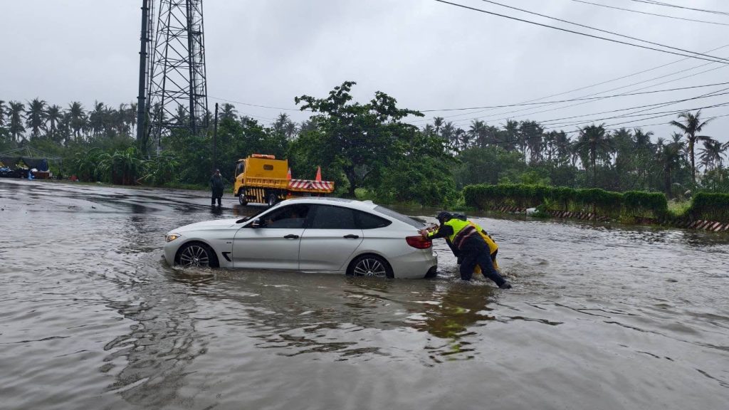 颱風天車輛泡水拋錨 台東大武警冒雨推車助脫困