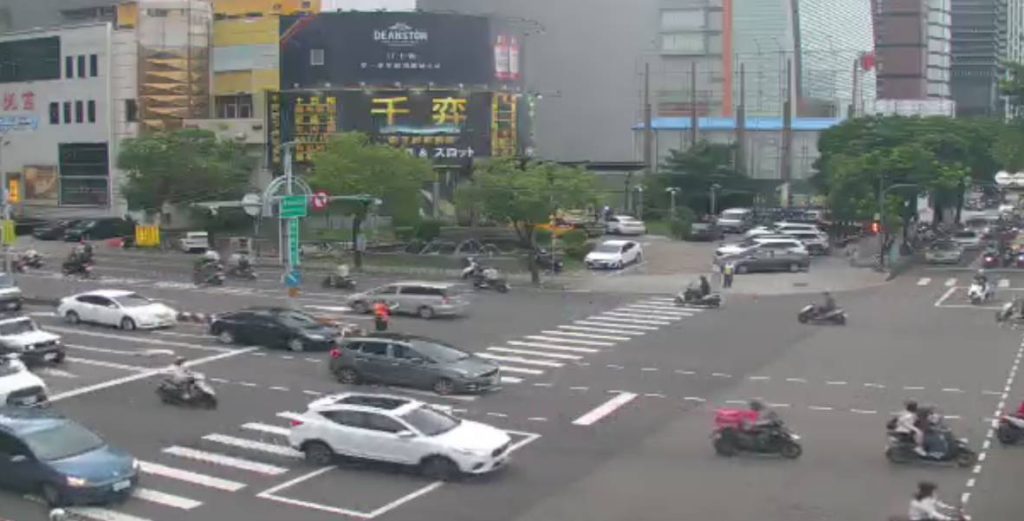 大遠百週年慶＋新光三越復業 西屯百貨商圈人車潮湧現 警方祭出斷流管制