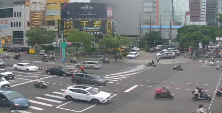 大遠百週年慶＋新光三越復業 西屯百貨商圈人車潮湧現 警方祭出斷流管制