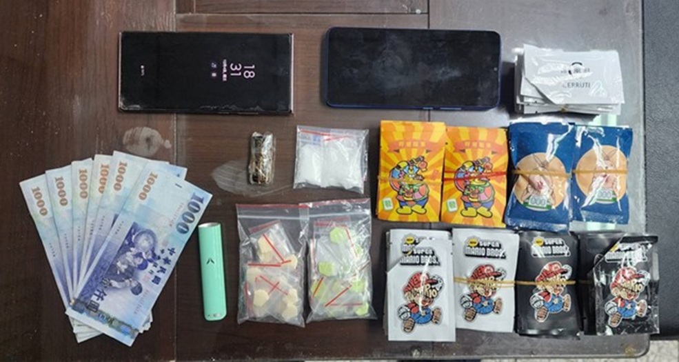 ▲圖說：警方起獲毒品咖啡包、愷他命、哈密瓜毒錠、喪屍煙彈及販毒所得6仟元等證物 （圖／台中市政府 提供）
