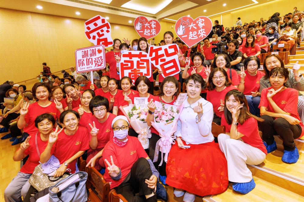「歡唱滿人間」音樂會轟動登場　聲樂家簡文秀返鄉歌中秋演唱「奇異恩典」為花蓮災民祈福
