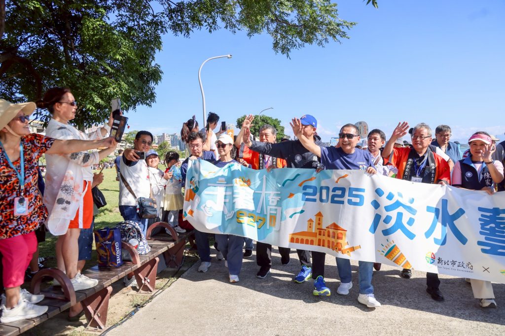 淡水藝術嘉年華登場　侯友宜踩街共享淡江大橋河海風光