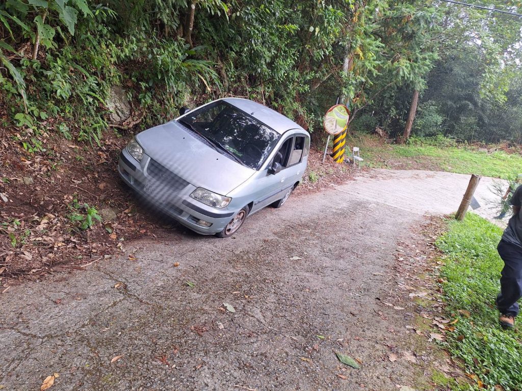 民眾遊南庄加里山 車輛會車輪胎不慎陷山溝 警方熱心協助脫困