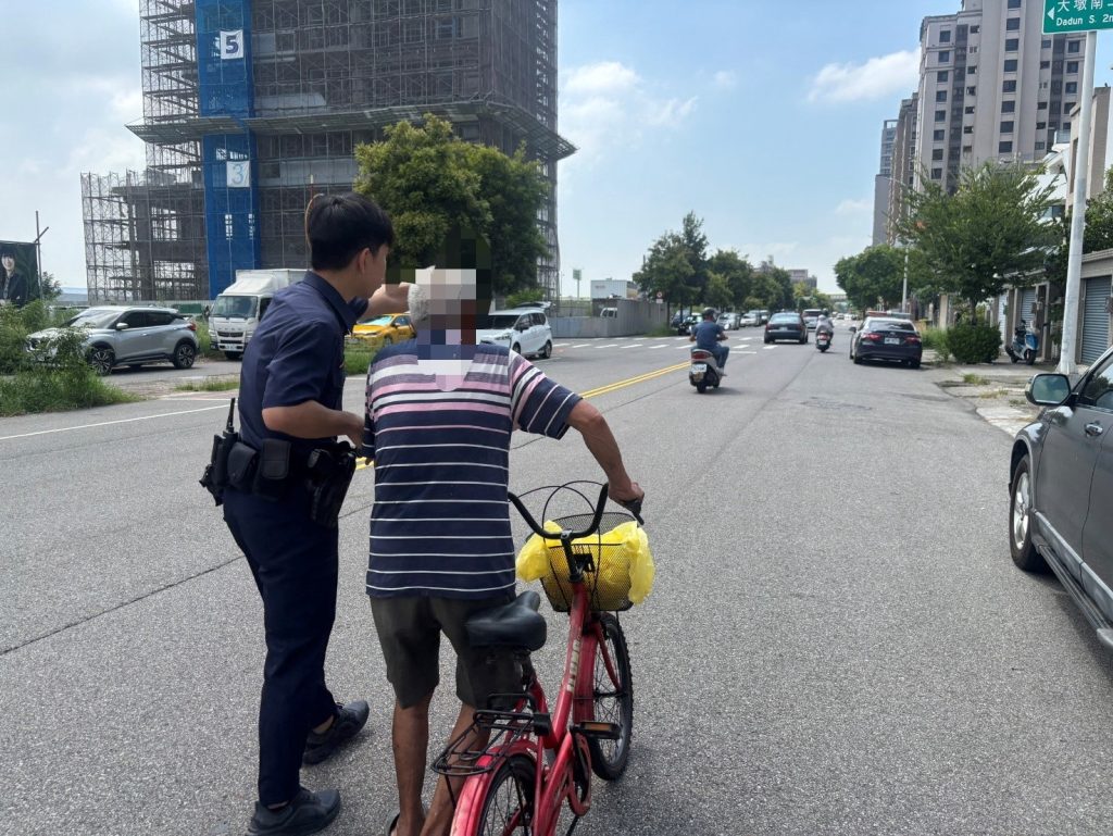 台中老翁烈日摔車動彈不得 員警暖心修鍊條、講台語陪聊助返家