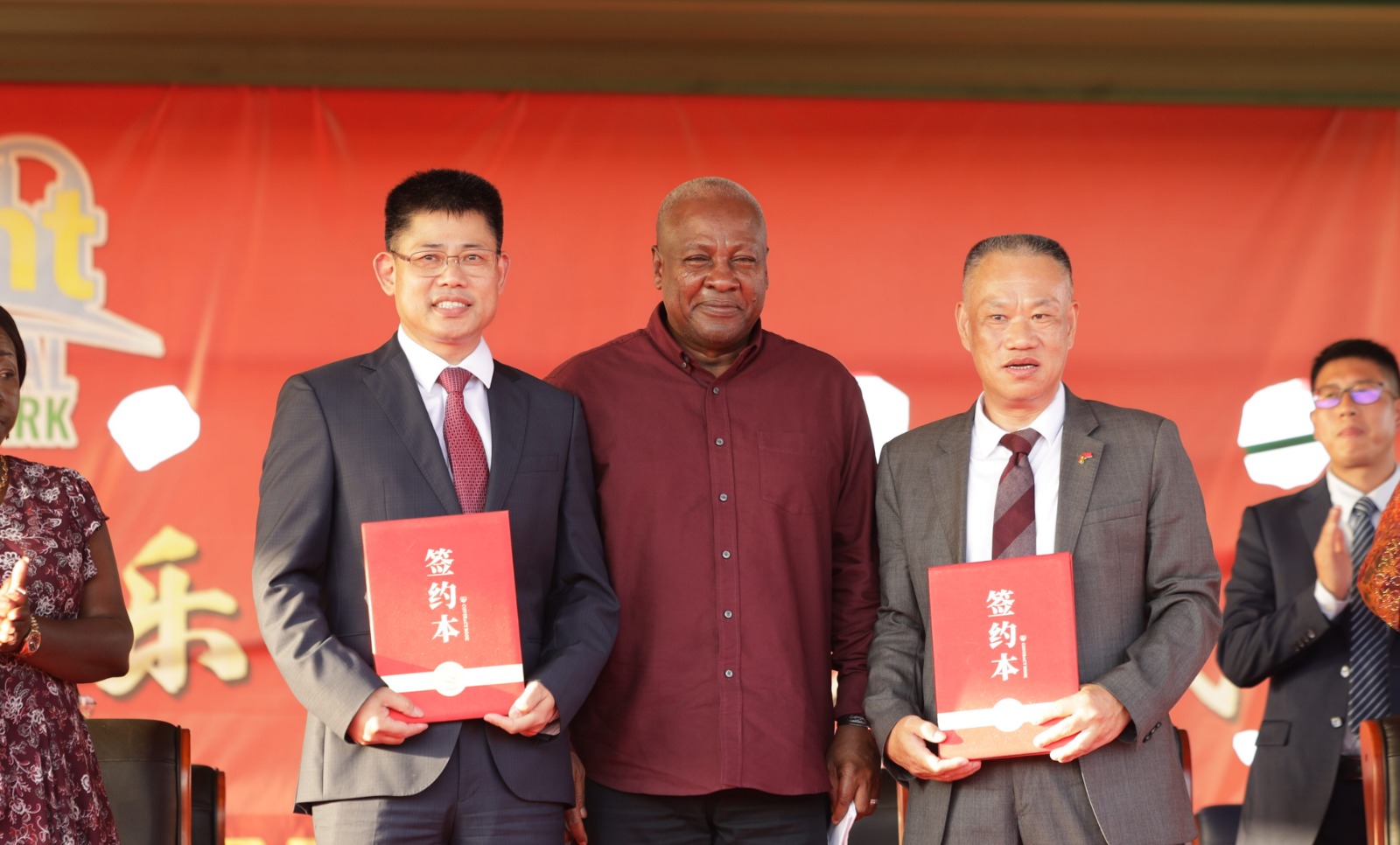 高陞集團主席兼行政總裁高黎雄博士（左）在加納總統約翰·德拉馬尼·馬哈馬（中）親臨見證下與格林豪斯集團董事長鄭祥明（右）簽訂合作意向。