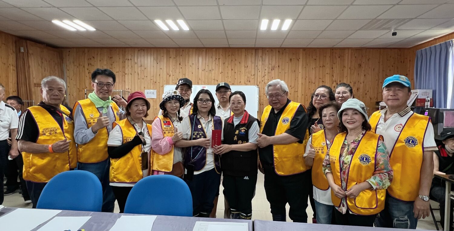 國際獅子會300A3區總監張秀芳、事務長謝正雄贈社服金。。圖/國際獅子會300A3區提供