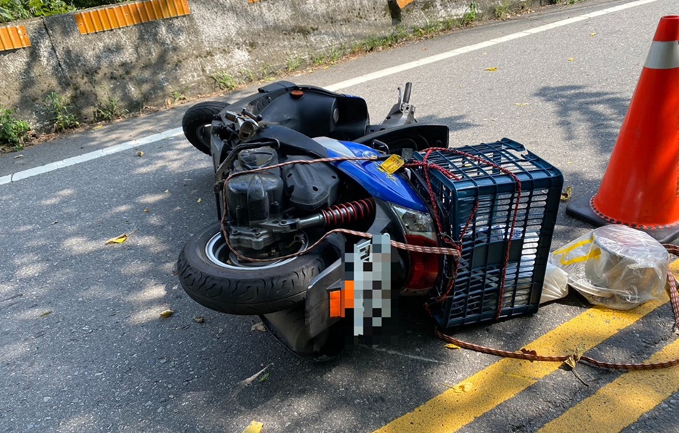 ▲圖說：男子駕駛機車行駛山間道路，不明原因自撞安全方向導引標誌牌，不幸當場死亡 （圖／台中市政府 提供）