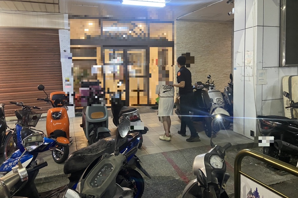 ▲圖說：員警擔心黃男深夜自行回家有危險，以巡邏車載送黃男返回住處 （圖／台中市政府 提供）