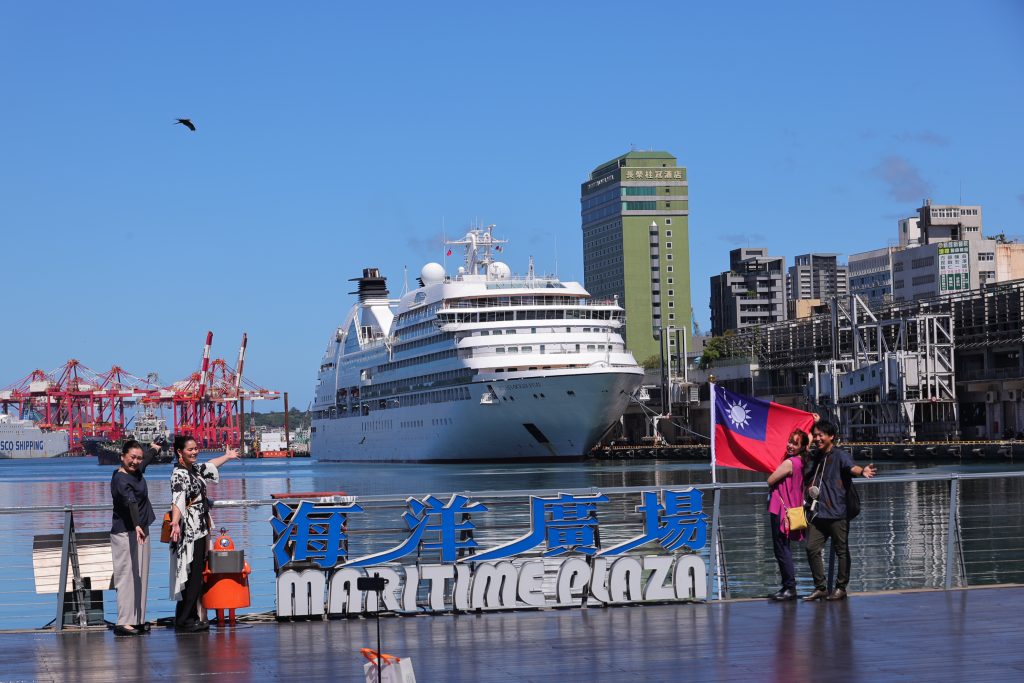 基隆國際海洋老鷹嘉年華15週年登場！台日墨團隊踩街共慶，點亮港灣夜空