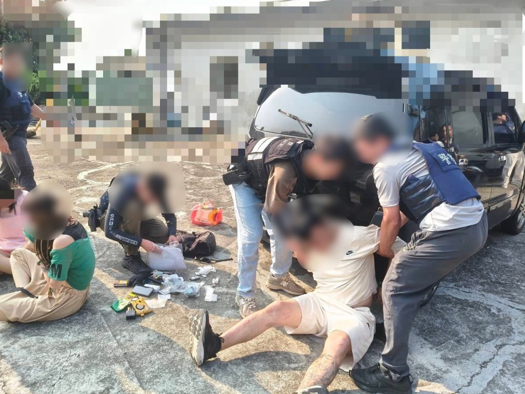 跨縣市圍捕！王嫌山區藏匿遭攻堅逮捕　查獲海洛因、安毒與依托咪酯