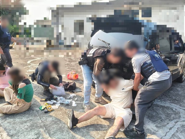 跨縣市圍捕！王嫌山區藏匿遭攻堅逮捕　查獲海洛因、安毒與依托咪酯