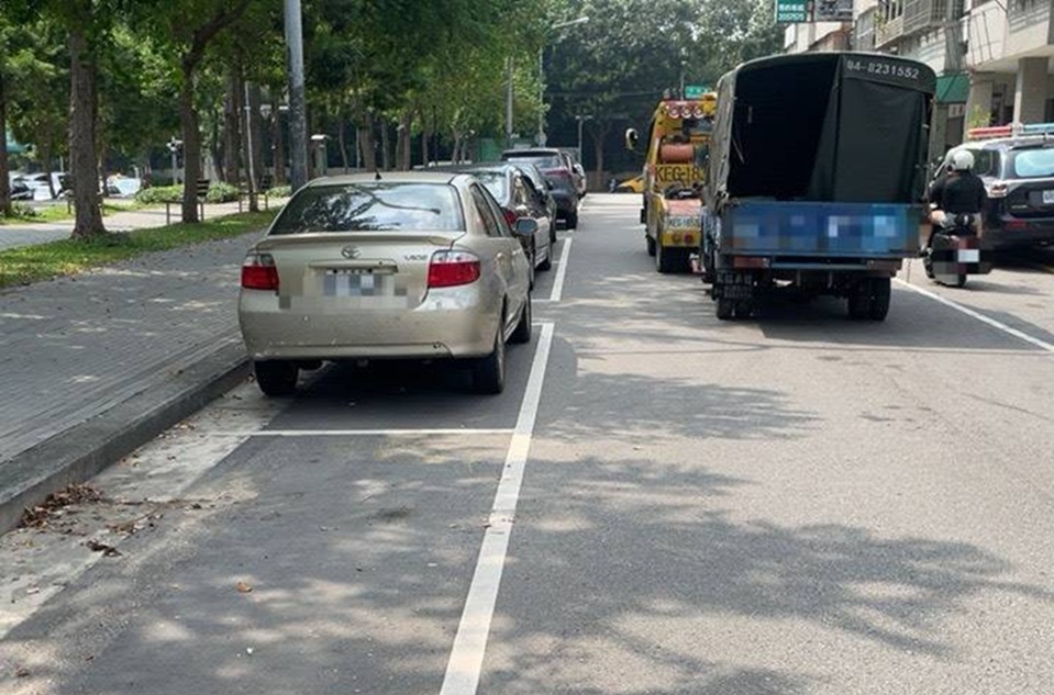 ▲圖說：無牌照車輛占用停車格，中市警局立即啟動拖吊作業 （圖／台中市政府 提供）