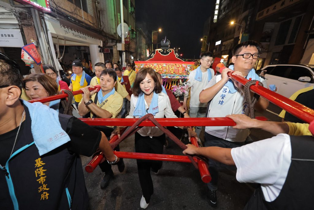 2025雞籠城隍文化祭夜巡熱鬧登場 邱佩琳沿途發鹹光餅為市民祈福