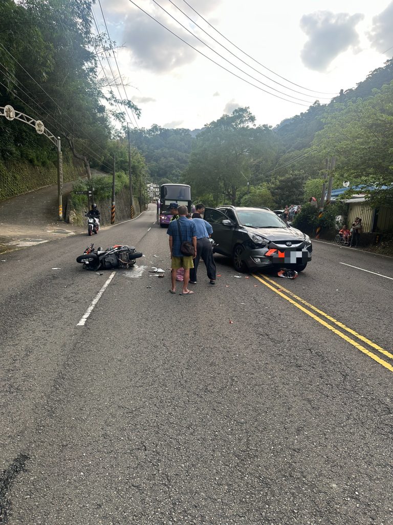 獅潭鄉台三線自小客與機車事故 湖警協助管制