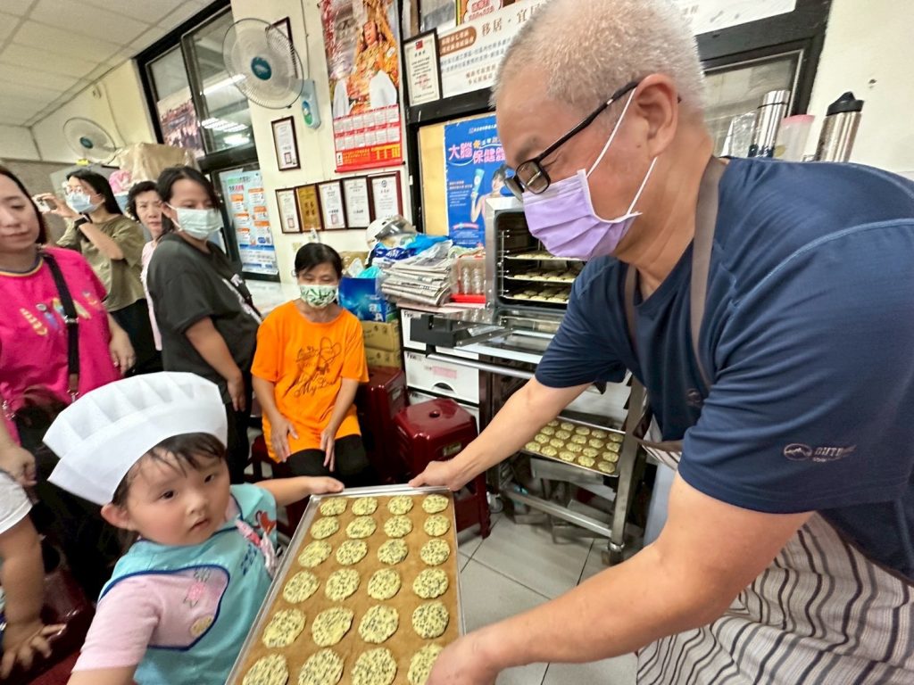 童心遇銀髮基隆老幼攜手動手做月餅