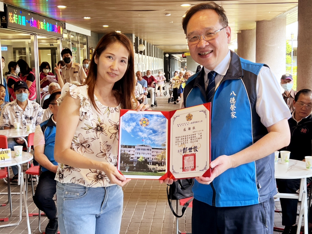 益智怡神、陶冶性情　八德榮家「花好月圓．銀齡畫語」油畫展發表24位住民長輩藝術創作成果