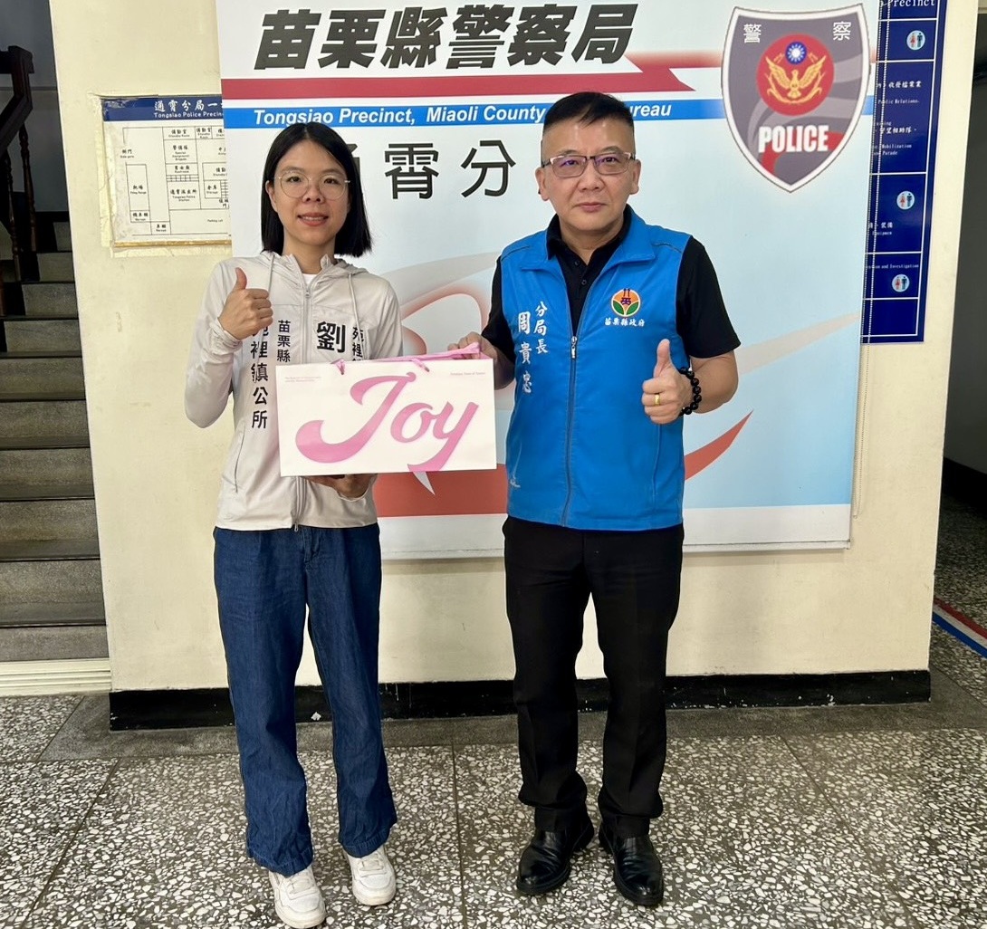 苑裡鎮長致贈中秋慰問品　肯定通霄員警辛勞