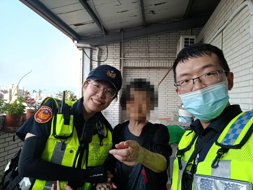 迷路8旬阿嬤喊要警察當孫媳婦！暖心護送返家笑聲不斷