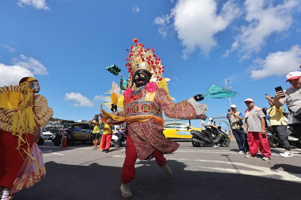 2025雞籠城隍文化祭日巡遶境登場 邱佩琳分送鹹光餅祈平安