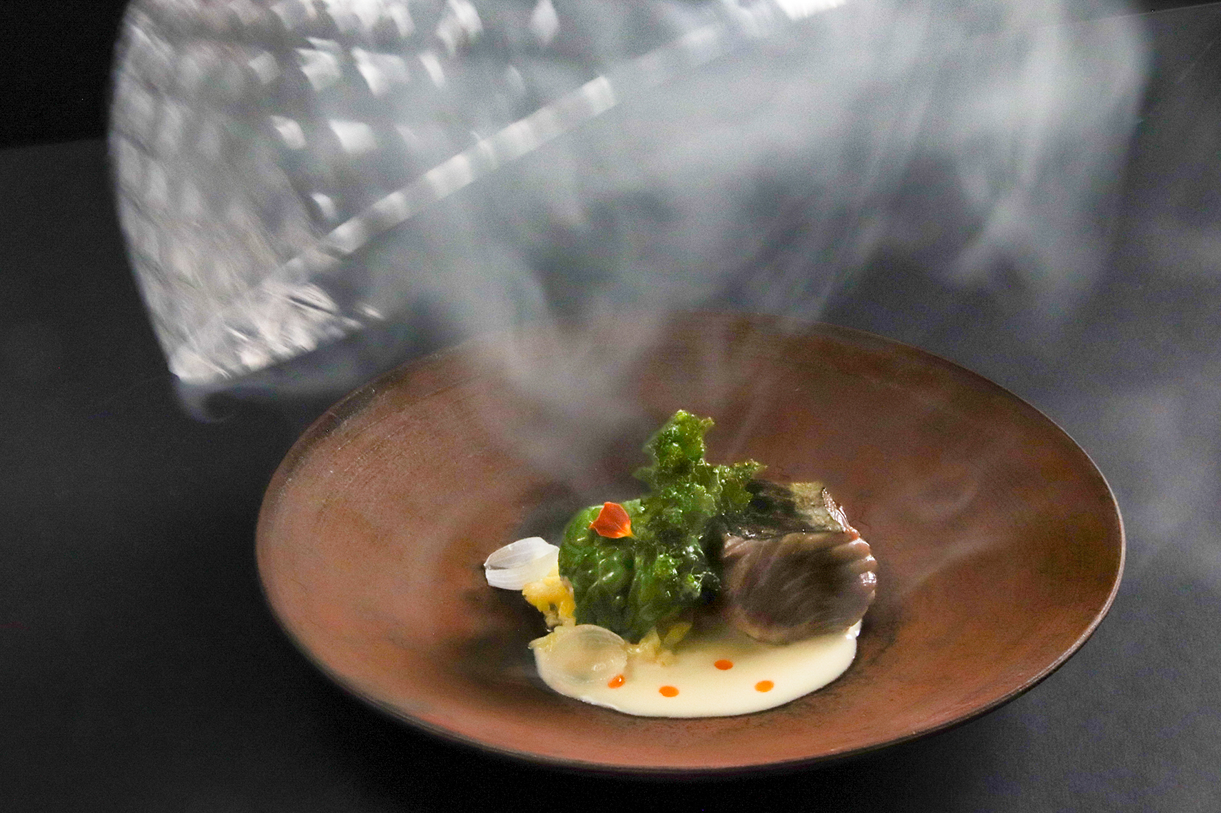 台北亞都麗緻大飯店季節鮮魚 皺葉甘藍 煙燻法式酸奶油稻草燻製讓最細緻的鮮甜 - 報新聞 Mega News