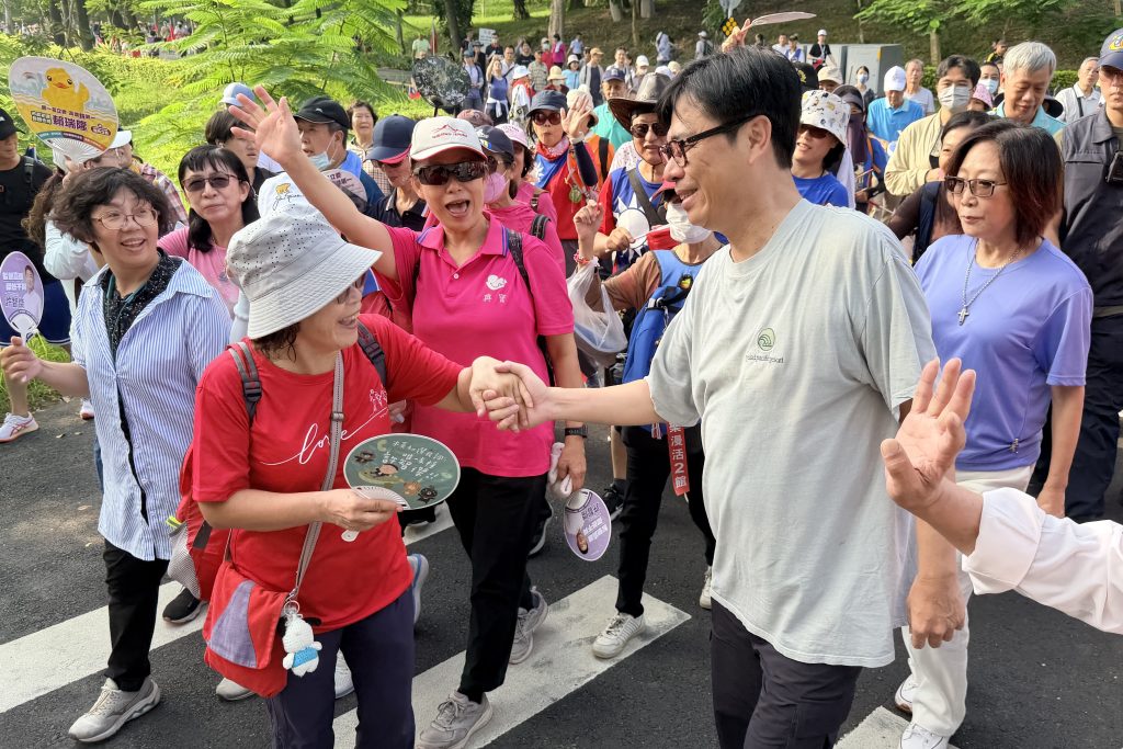 圖5-市長陳其邁國慶升旗後與市民一起健走沿途向熱情民眾揮手致意 - 報新聞 Mega News