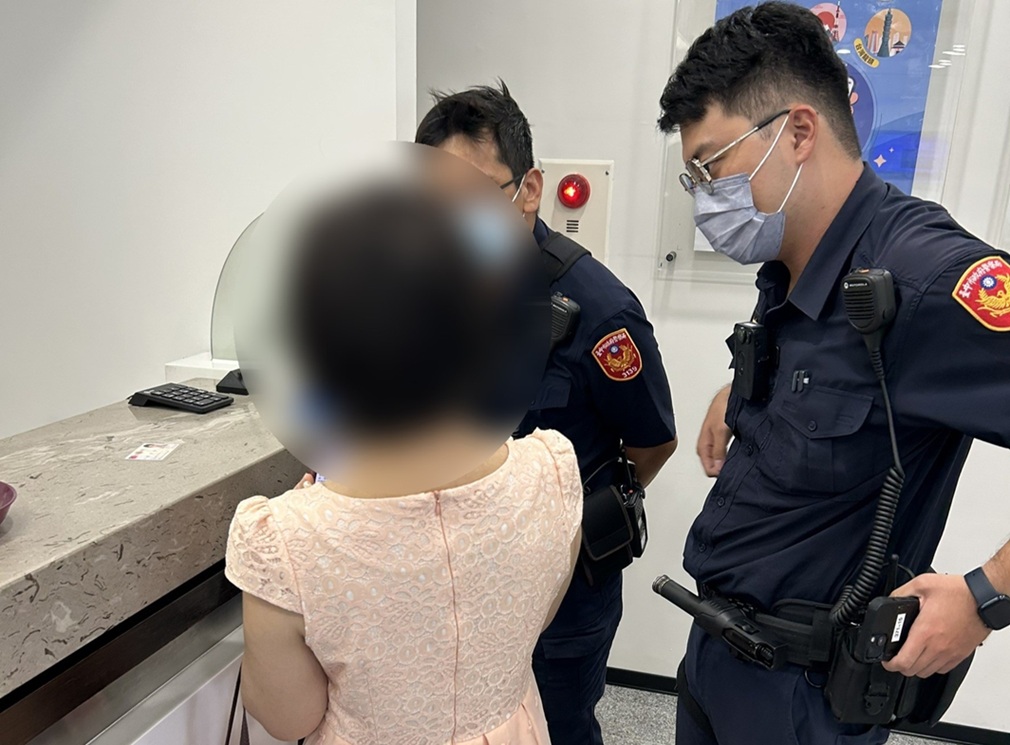 兩度闖關 - 報新聞 Mega News ▲圖說:賴婦欲匯款人民幣5仟至個人帳戶購買演唱會門票,兩次都遭行員與警員攔阻而作罷 (圖/台中市政府 提供)