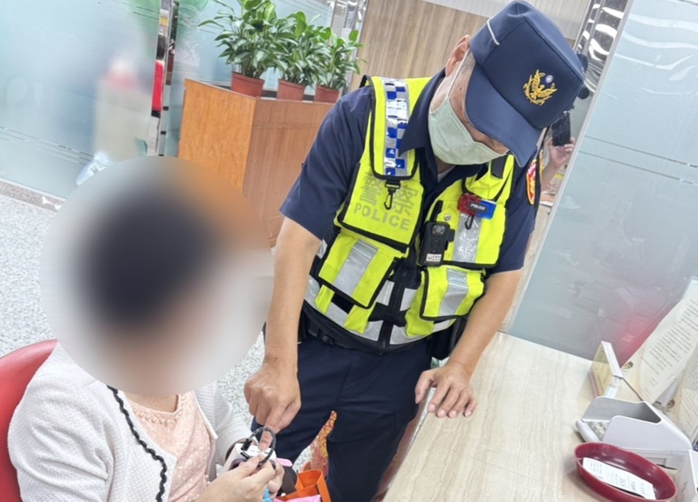 追星不成險成詐騙祭品   婦人兩度闖關警即時勸退