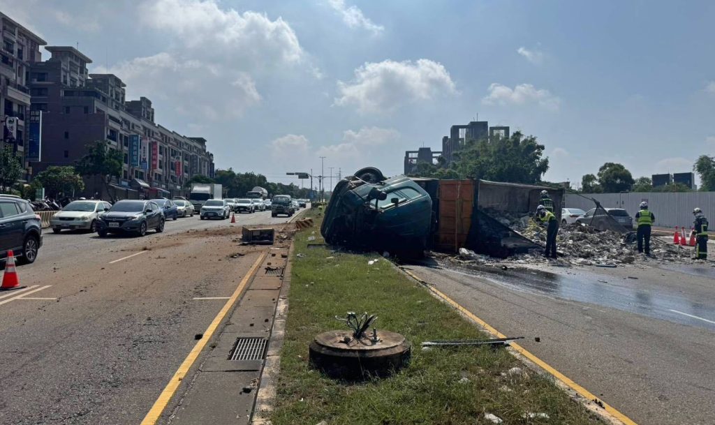 沙鹿向上路砂石車翻車 1傷4車波及 交通受阻