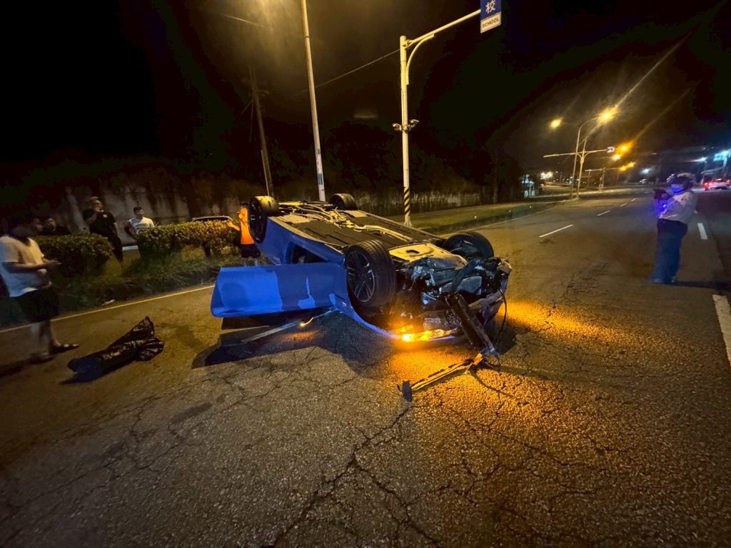 苗栗通霄鎮台1線轎車自撞安全島翻覆 駕駛輕傷