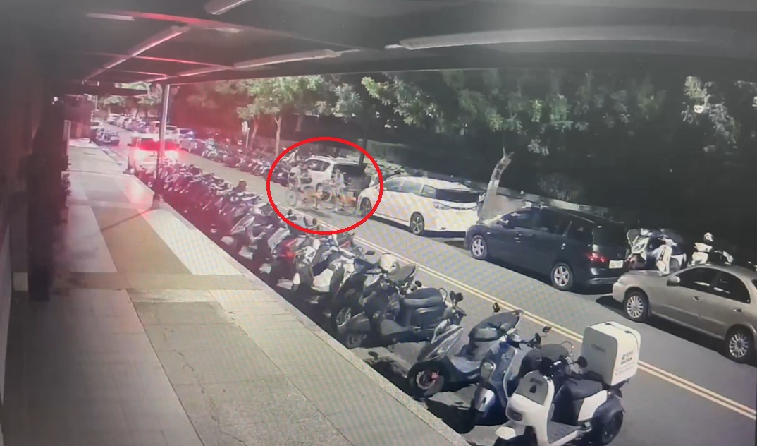騎U-Bike肇事的男學生 - 報新聞 Mega News ▲圖說:第四分局交通分隊警員謝明成交叉比對監視器畫面,找到騎U-Bike肇事的男學生 (圖/台中市政府 提供)